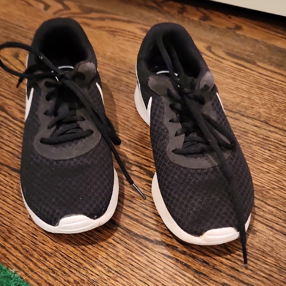 Nike Tanjun Black and White Athletic Shoes - Picture 8 of 9